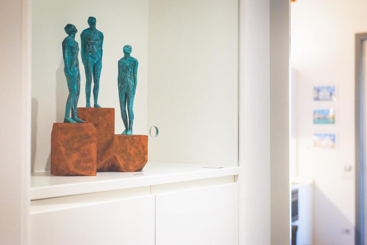 Modern Art In Apartamento